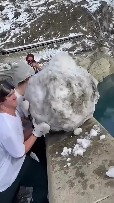 Snowball Splash video thumbnail